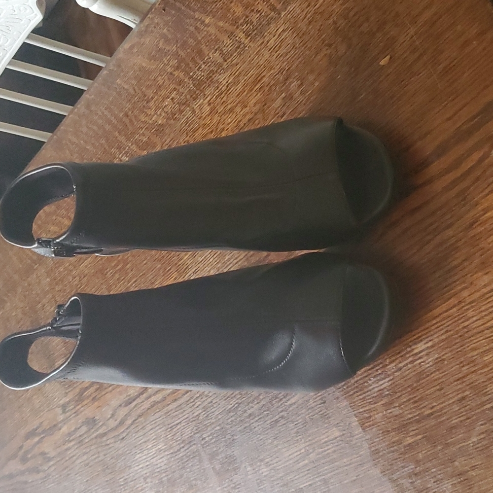 Heels - Picture 2 of 3